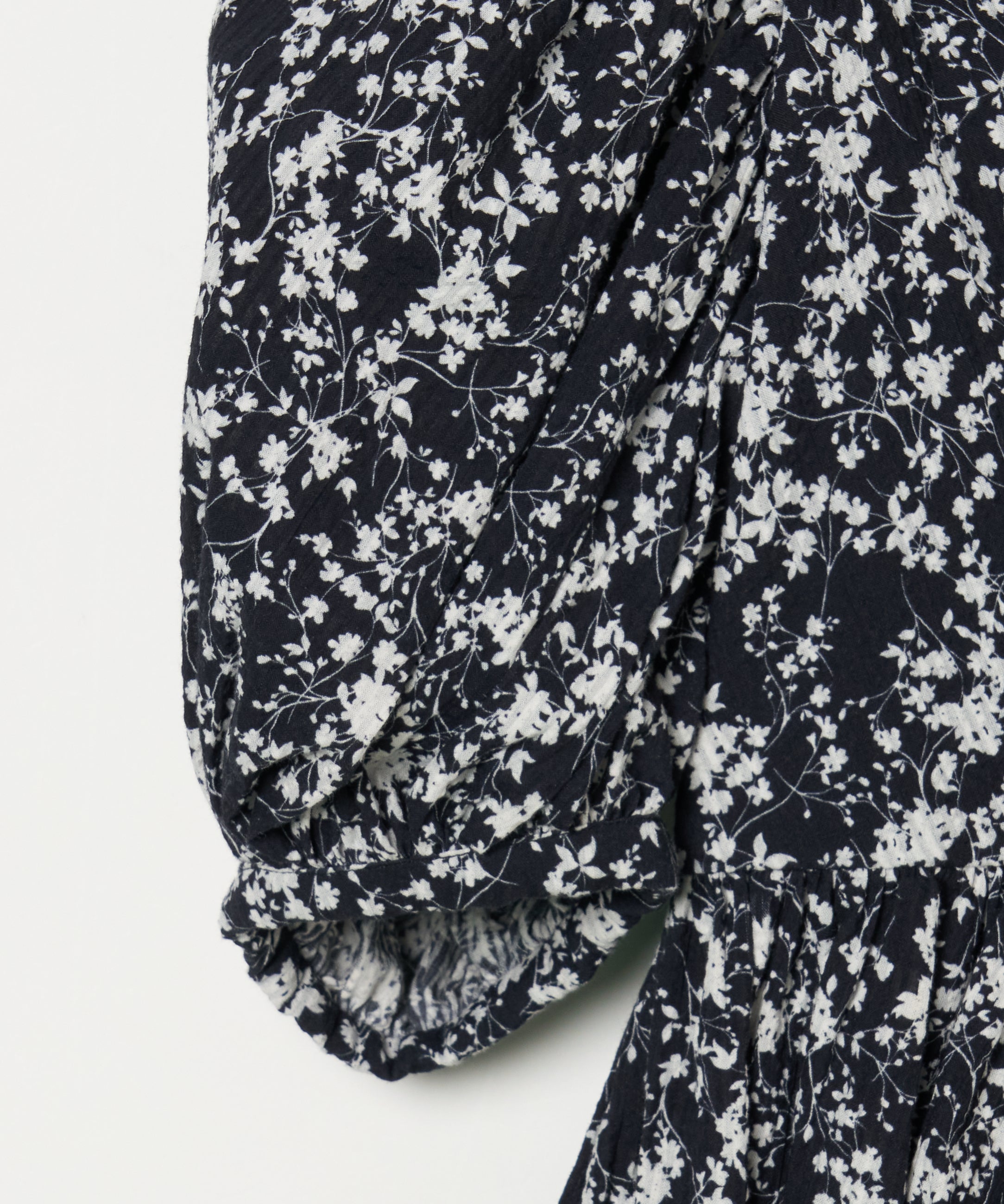 【予約】マドモアゼルのブラウス Seersucker Shadow Play/Black