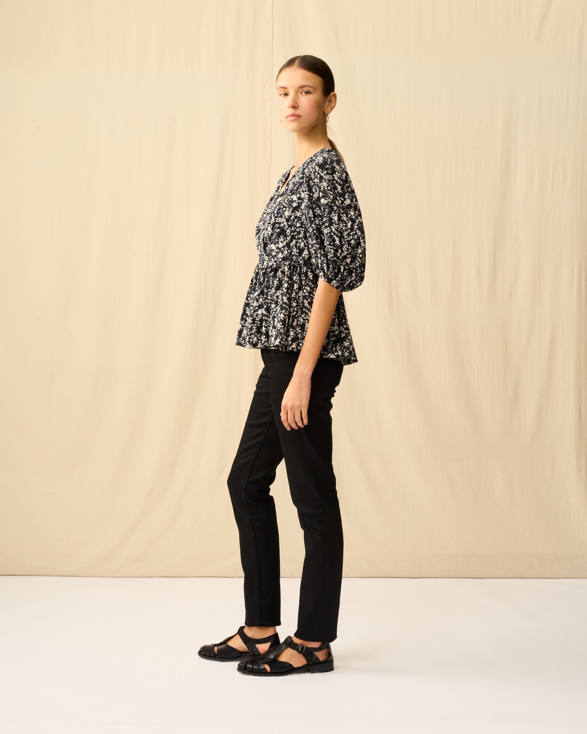 【予約】マドモアゼルのブラウス Seersucker Shadow Play/Black