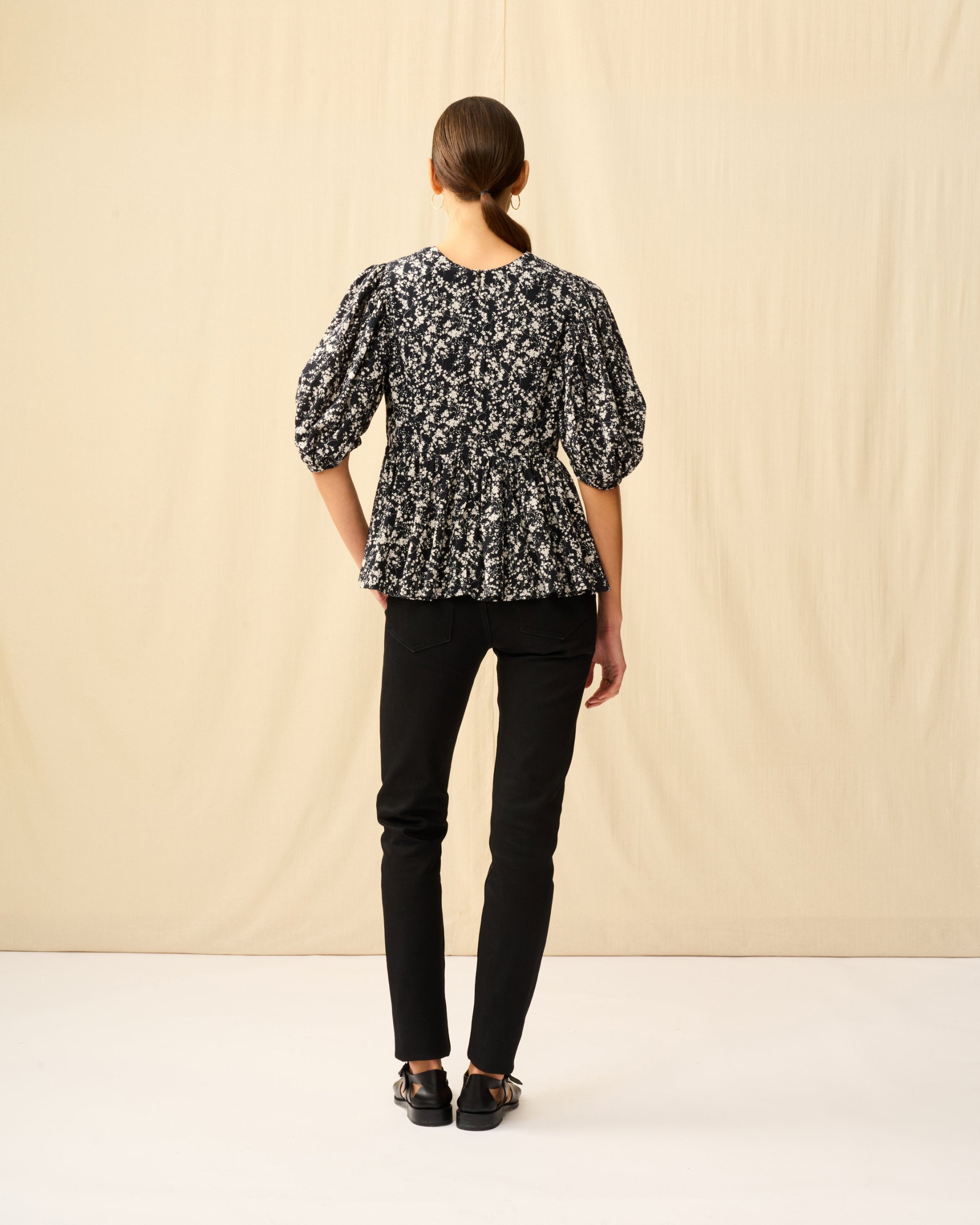 【予約】マドモアゼルのブラウス Seersucker Shadow Play/Black