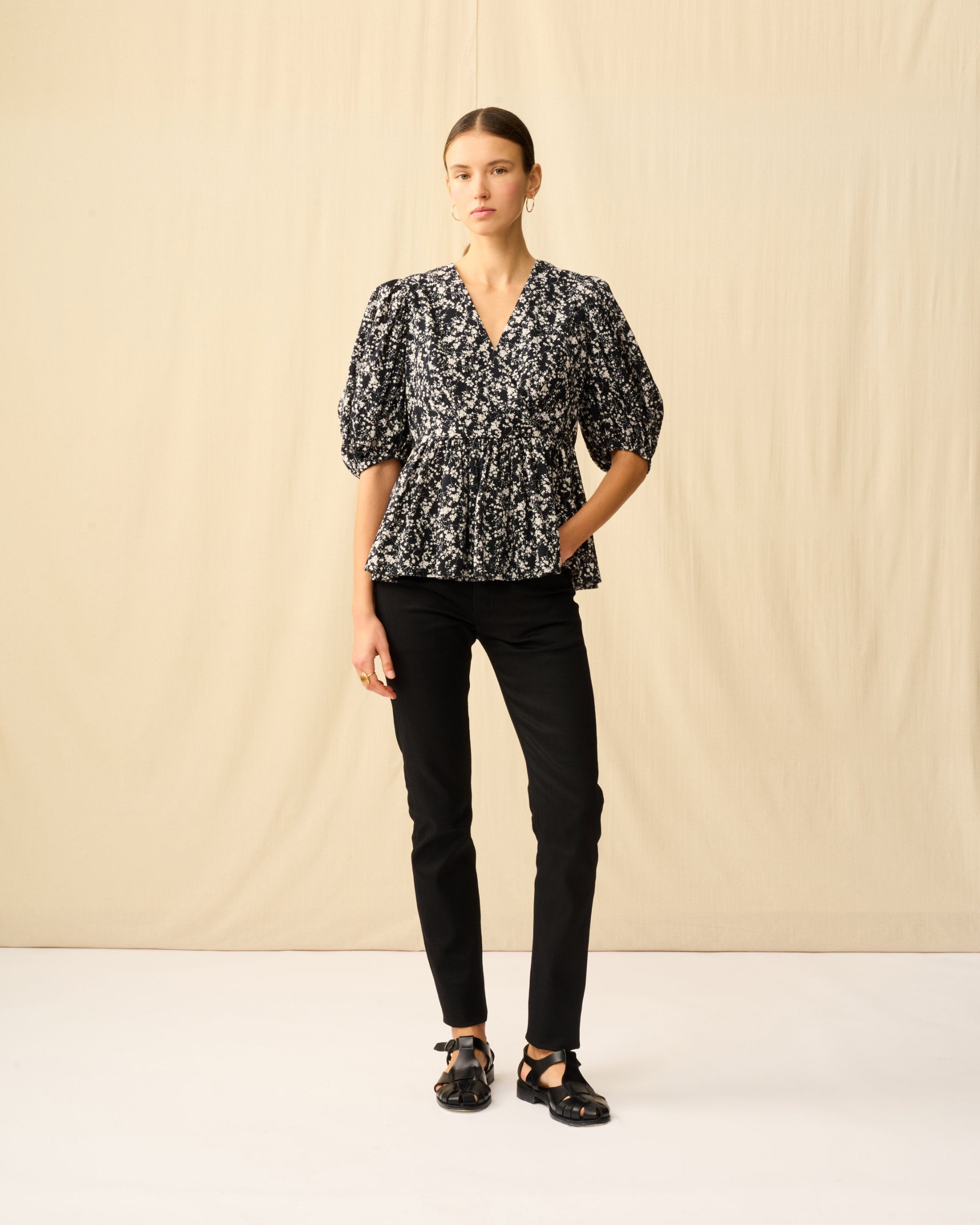 【予約】マドモアゼルのブラウス Seersucker Shadow Play/Black