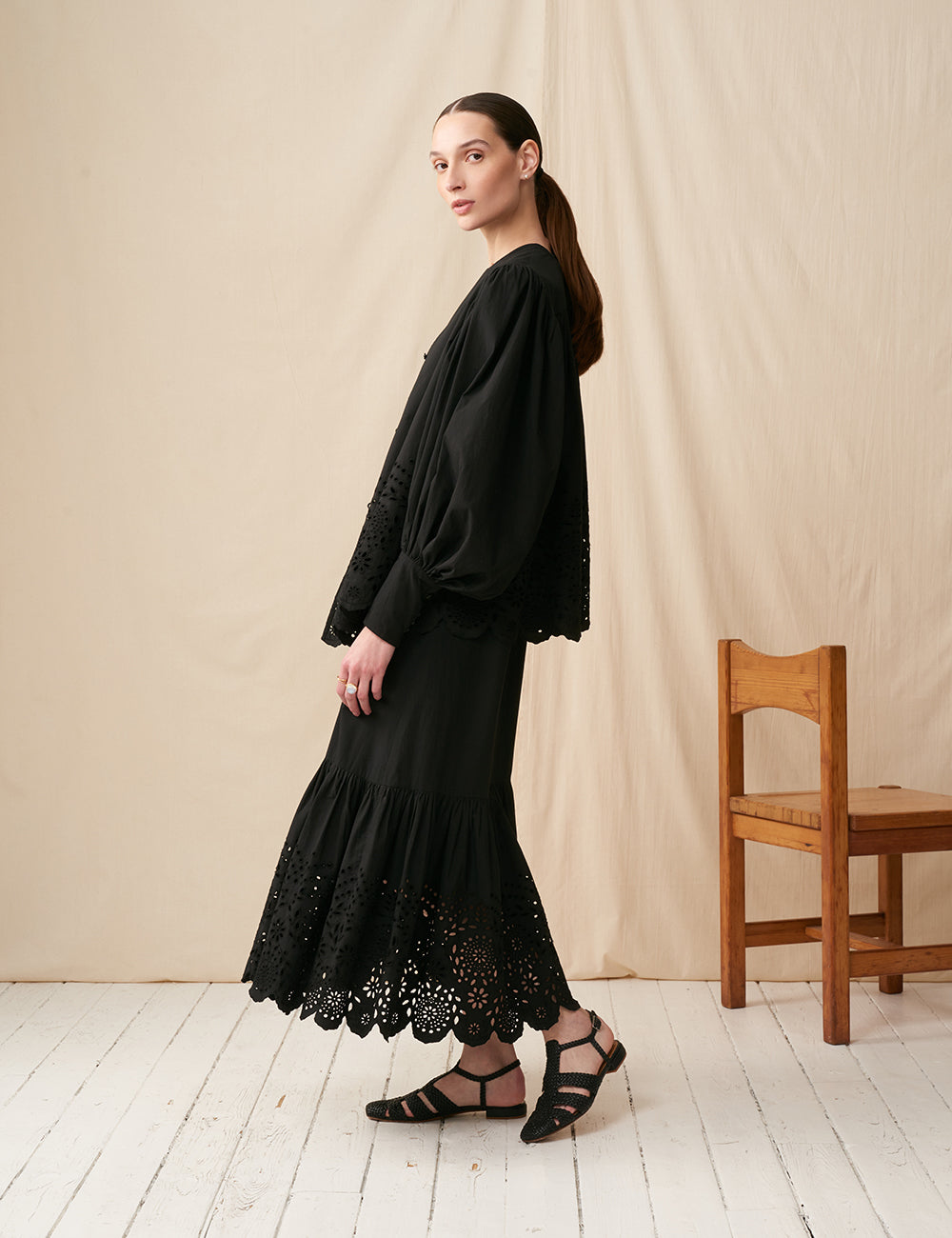 春の訪れのブラウス Scalloped Lace Garden/Black