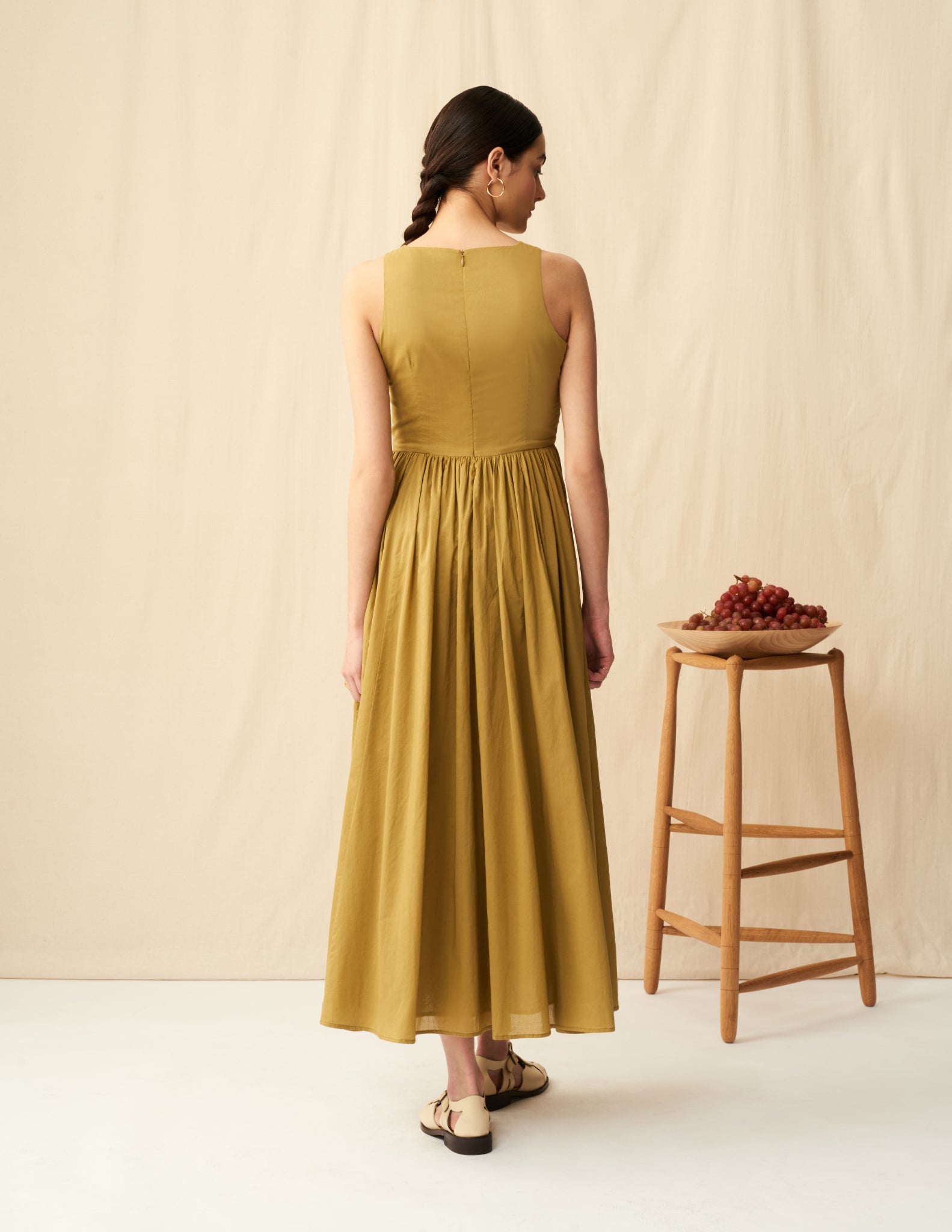 【予約】<br>夏のレディのドレス (ノースリーブ) <br>Olive