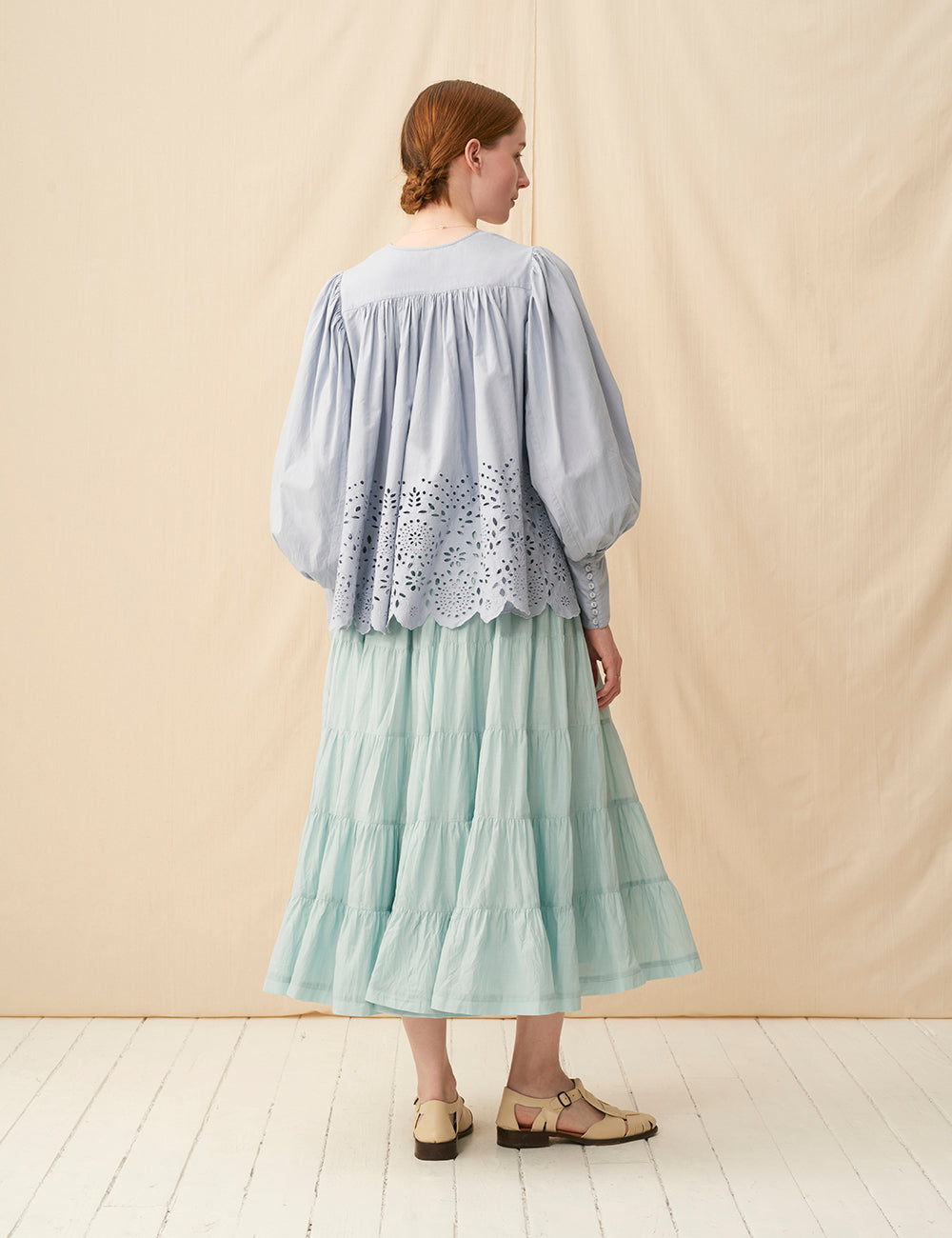 春の訪れのブラウス <br>Scalloped Lace Garden/Blue Grey