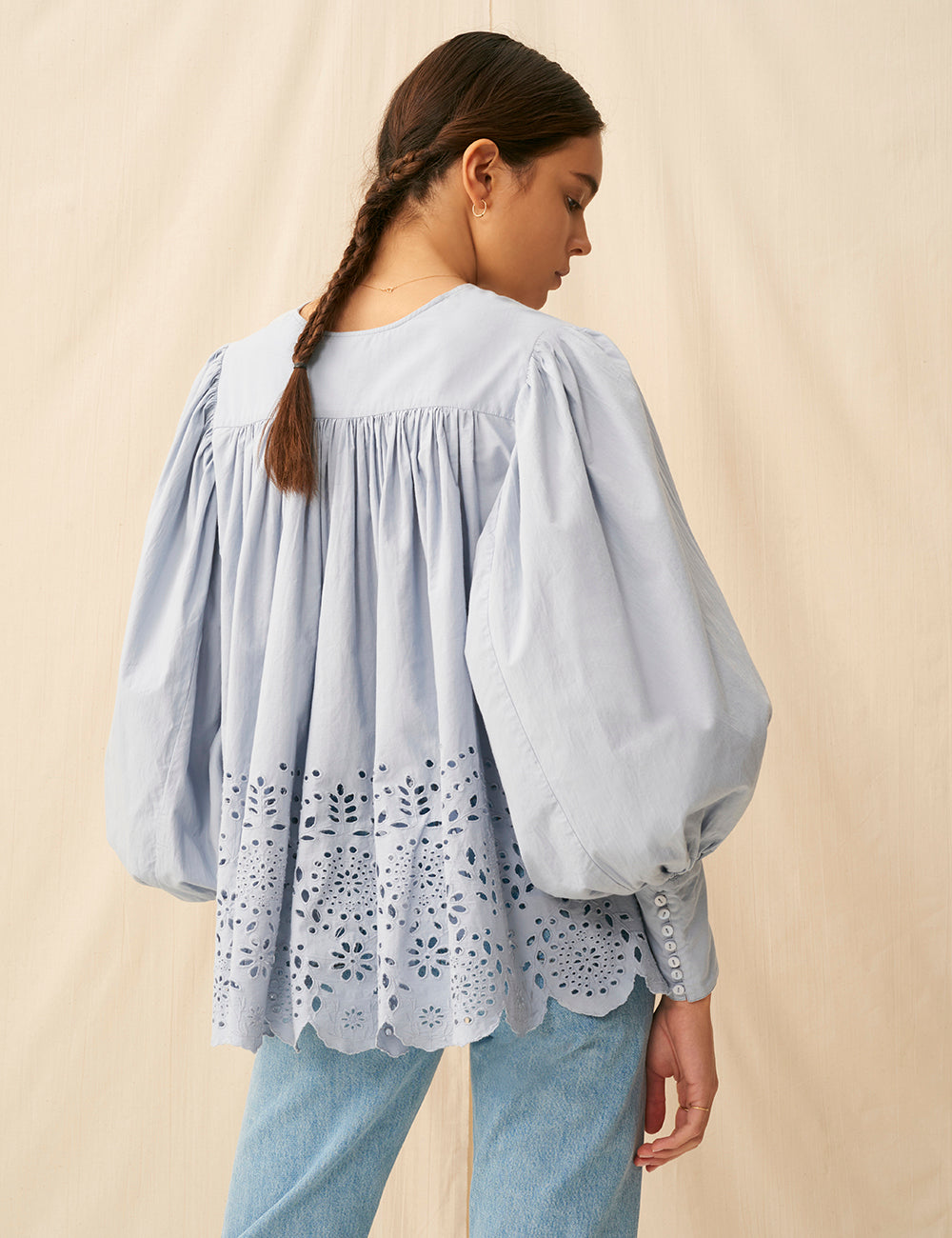 春の訪れのブラウス <br>Scalloped Lace Garden/Blue Grey